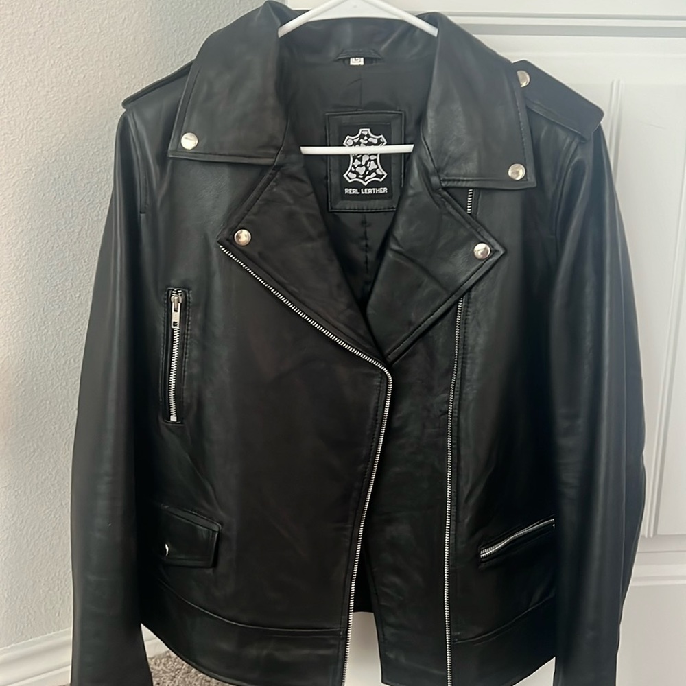 100% leather jacket. Size L.
